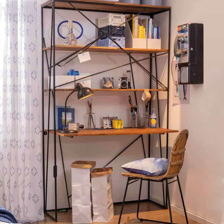 Regal mit integriertem Schreibtisch