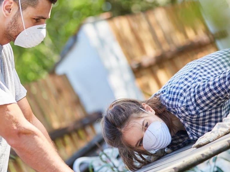 Paar beim Gartenmöbelrenovieren
