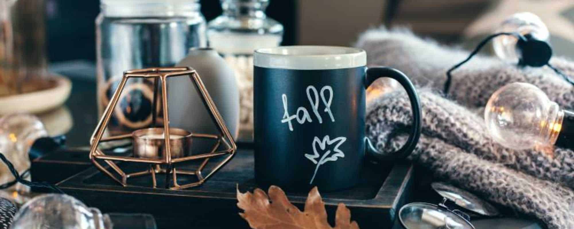 fotolia.com hyggelige Kaffeetasse mit Wolldecke und Windlicht