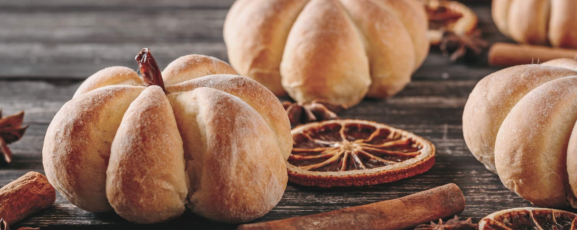 Kürbisbrötchen auf Holztisch angerichtet
