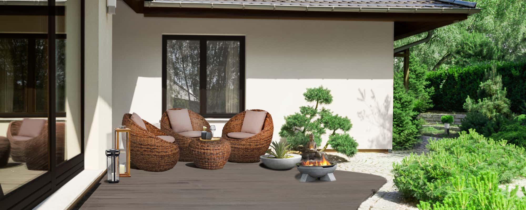 Rattansitzgruppe auf moderner Terrasse im Asiastil