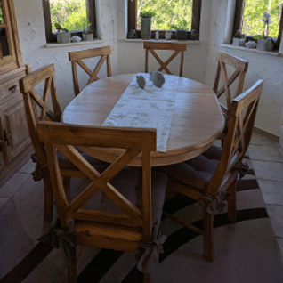 ovaler Esstisch im mexikanischen Landhausstil