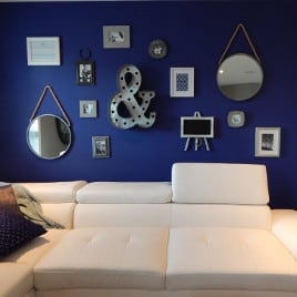 lila Wand weißes Sofa